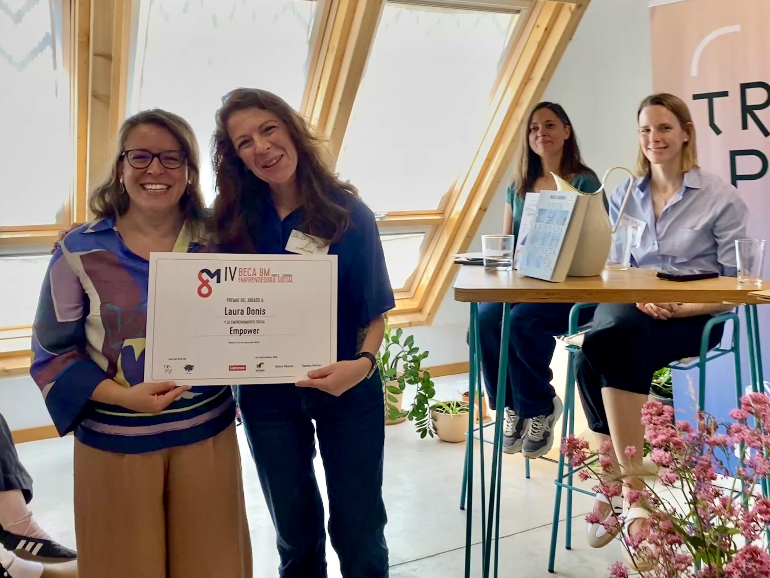 Mar Cabra entrega el diploma a la ganadora de la Beca 8M Emprendedora Social 2026, Laura Donis