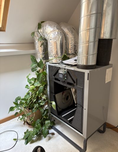 Maquina Zehnder ComfoAirQ600 desmontada para su limpieza