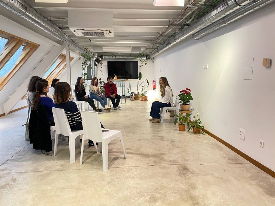Veronica Carmona de la Asociacion tu luz nos enseña los beneficios de meditar en un desayuno en TRIPLE